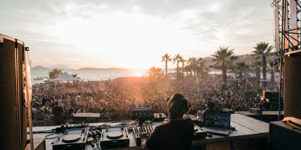 I DJ più Famosi del Momento e i Migliori Club e Festival in Italia